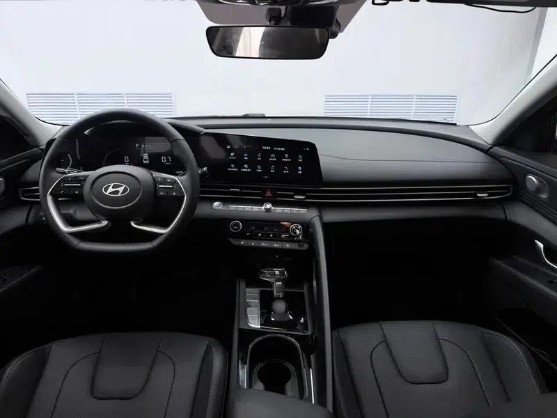 Hyundai Elantra 2023 1.5L CVT LUX Premium Edition — миниатюра 8