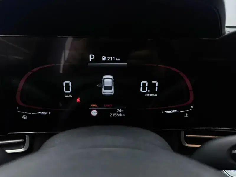 Hyundai Elantra 2023 1.5L CVT LUX Premium Edition — миниатюра 9
