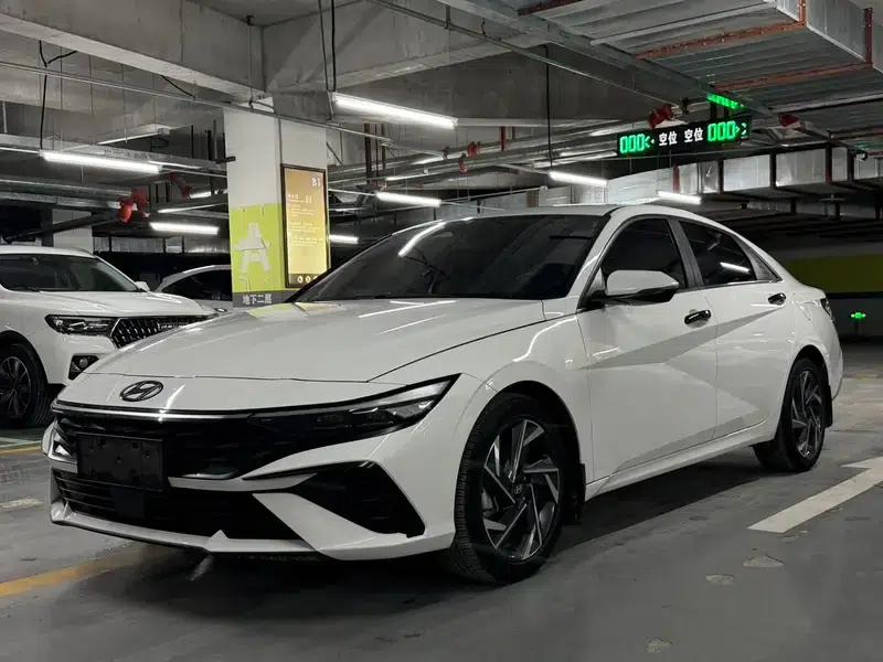 Hyundai Elantra 2023 1.5L CVT LUX Premium Edition — миниатюра 1