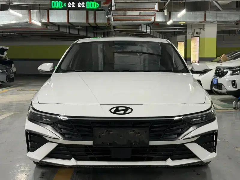 Hyundai Elantra 2023 1.5L CVT LUX Premium Edition — миниатюра 2