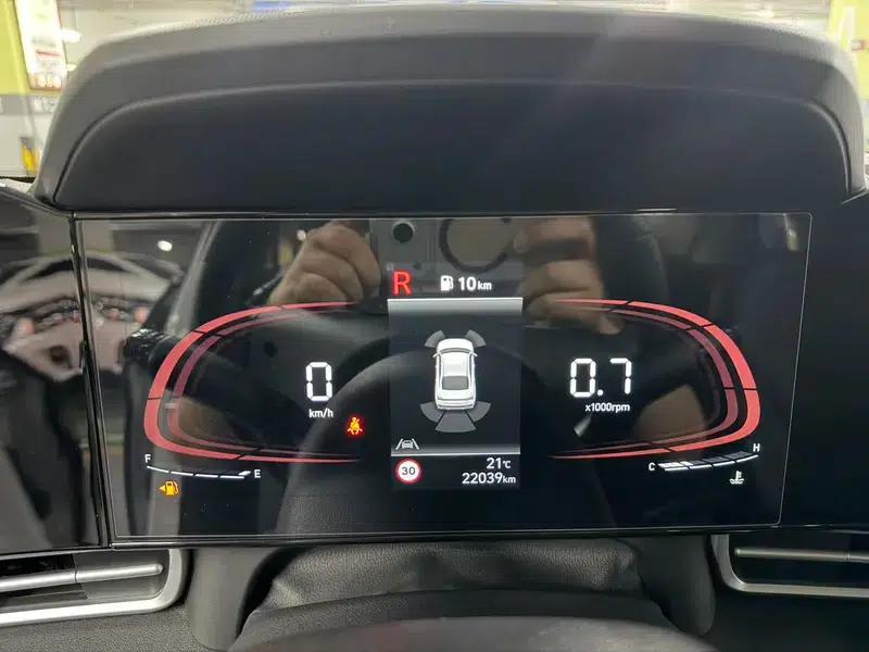 Hyundai Elantra 2023 1.5L CVT LUX Premium Edition — миниатюра 11