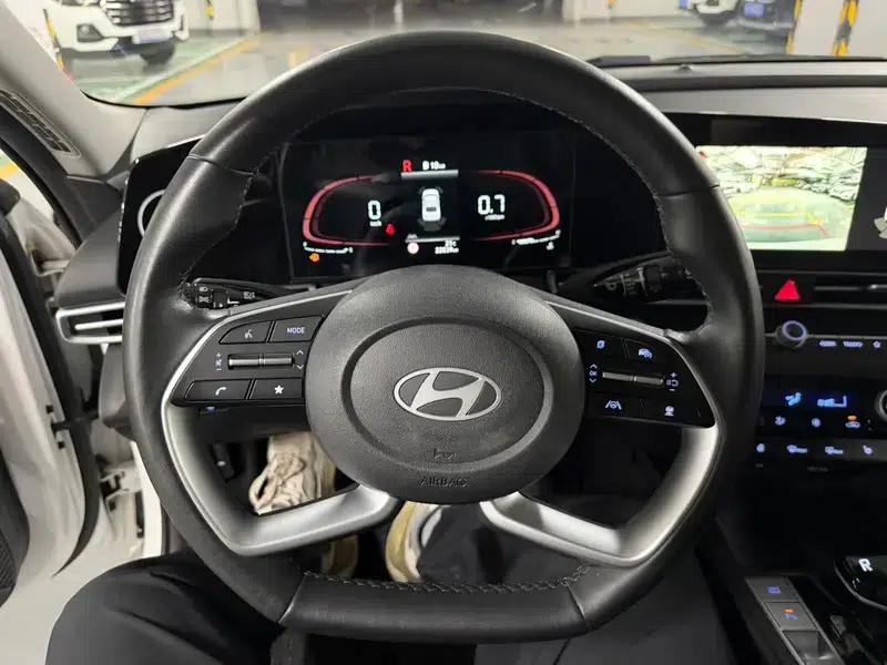 Hyundai Elantra 2023 1.5L CVT LUX Premium Edition — миниатюра 12