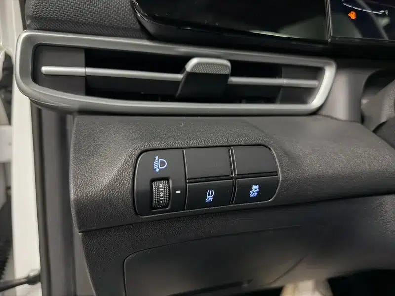 Hyundai Elantra 2023 1.5L CVT LUX Premium Edition — миниатюра 13