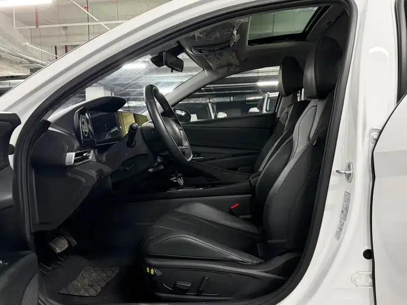 Hyundai Elantra 2023 1.5L CVT LUX Premium Edition — миниатюра 14