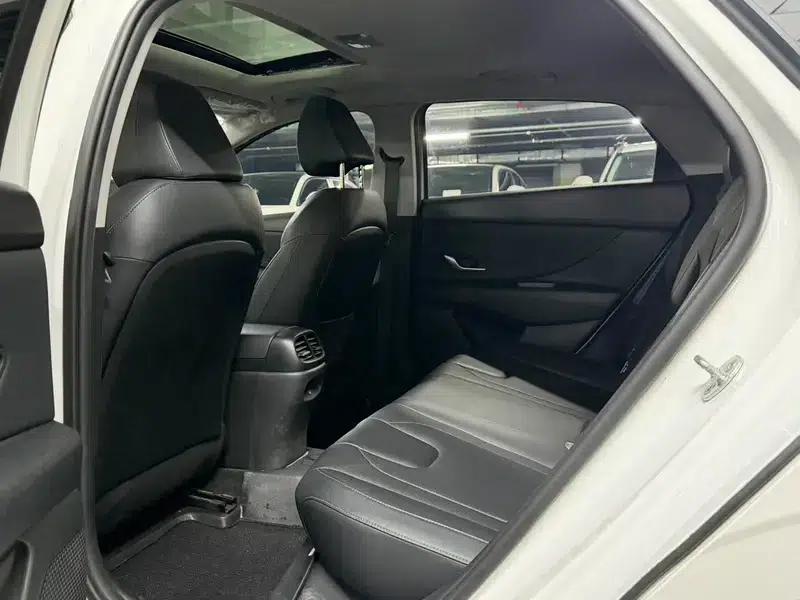 Hyundai Elantra 2023 1.5L CVT LUX Premium Edition — миниатюра 15