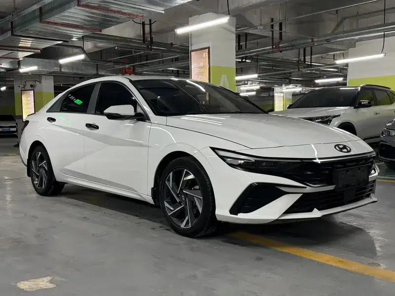 Hyundai Elantra 2023 1.5L CVT LUX Premium Edition — миниатюра 3