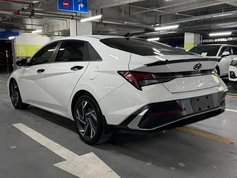 Hyundai Elantra 2023 1.5L CVT LUX Premium Edition — миниатюра 4