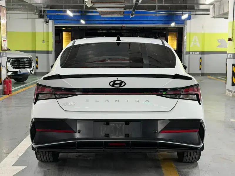 Hyundai Elantra 2023 1.5L CVT LUX Premium Edition — миниатюра 5