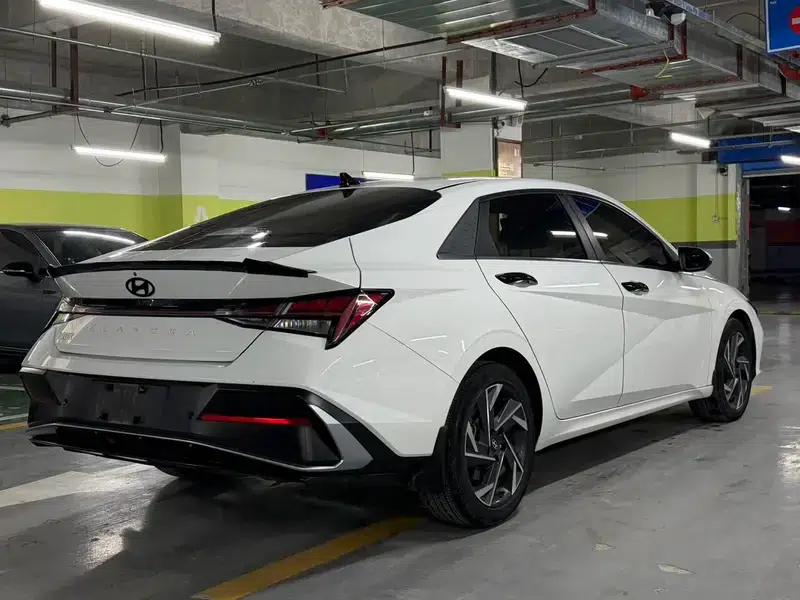 Hyundai Elantra 2023 1.5L CVT LUX Premium Edition — миниатюра 6