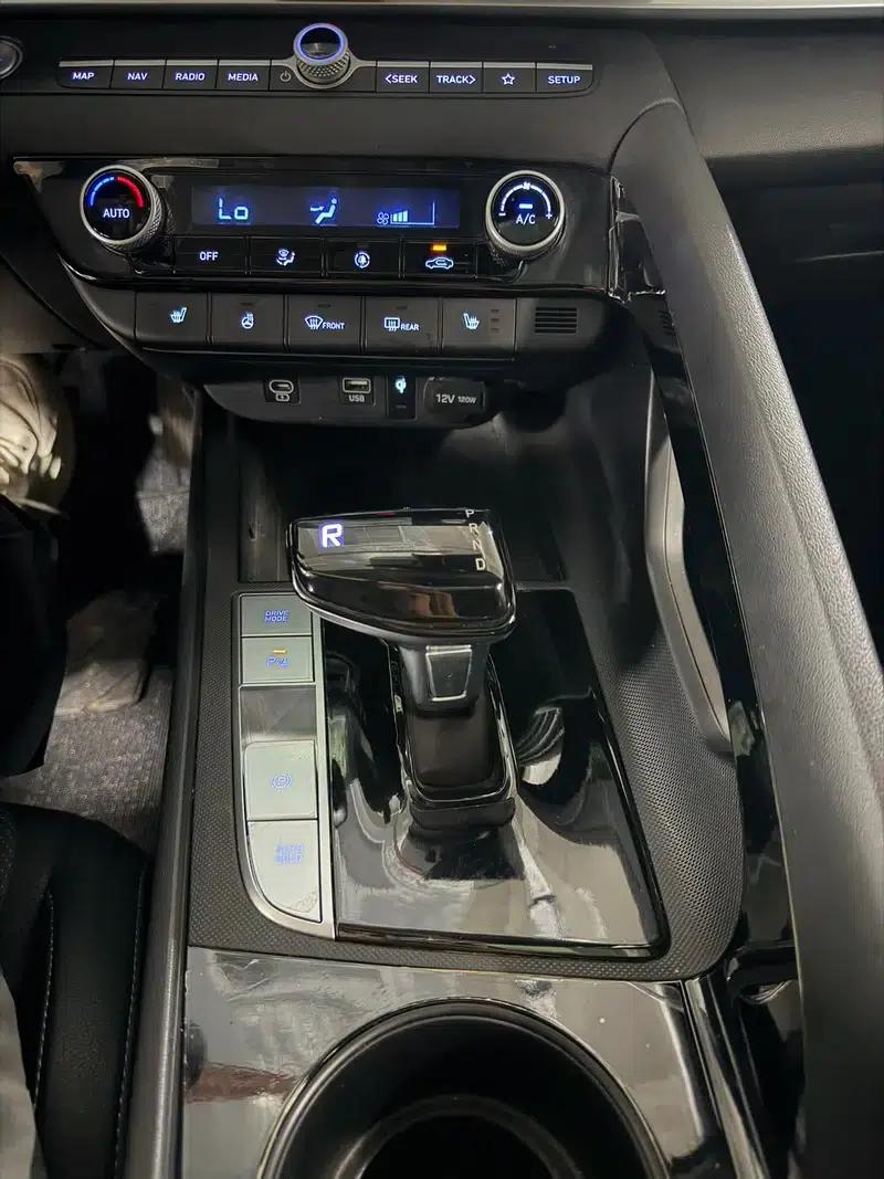 Hyundai Elantra 2023 1.5L CVT LUX Premium Edition — миниатюра 8