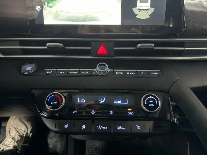 Hyundai Elantra 2023 1.5L CVT LUX Premium Edition — миниатюра 9
