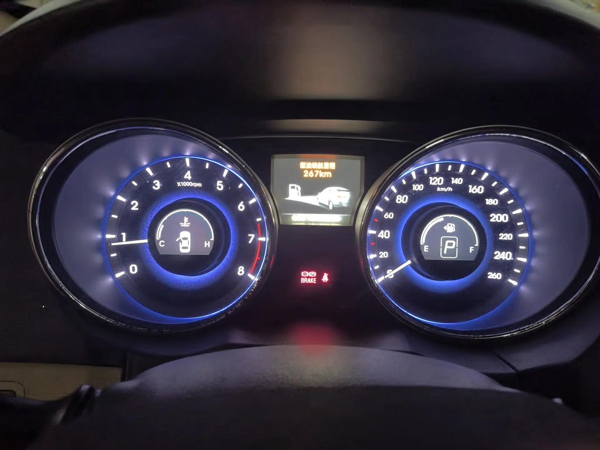 Hyundai Sonata 2011 2.0L Automatic Luxury Edition — миниатюра 11