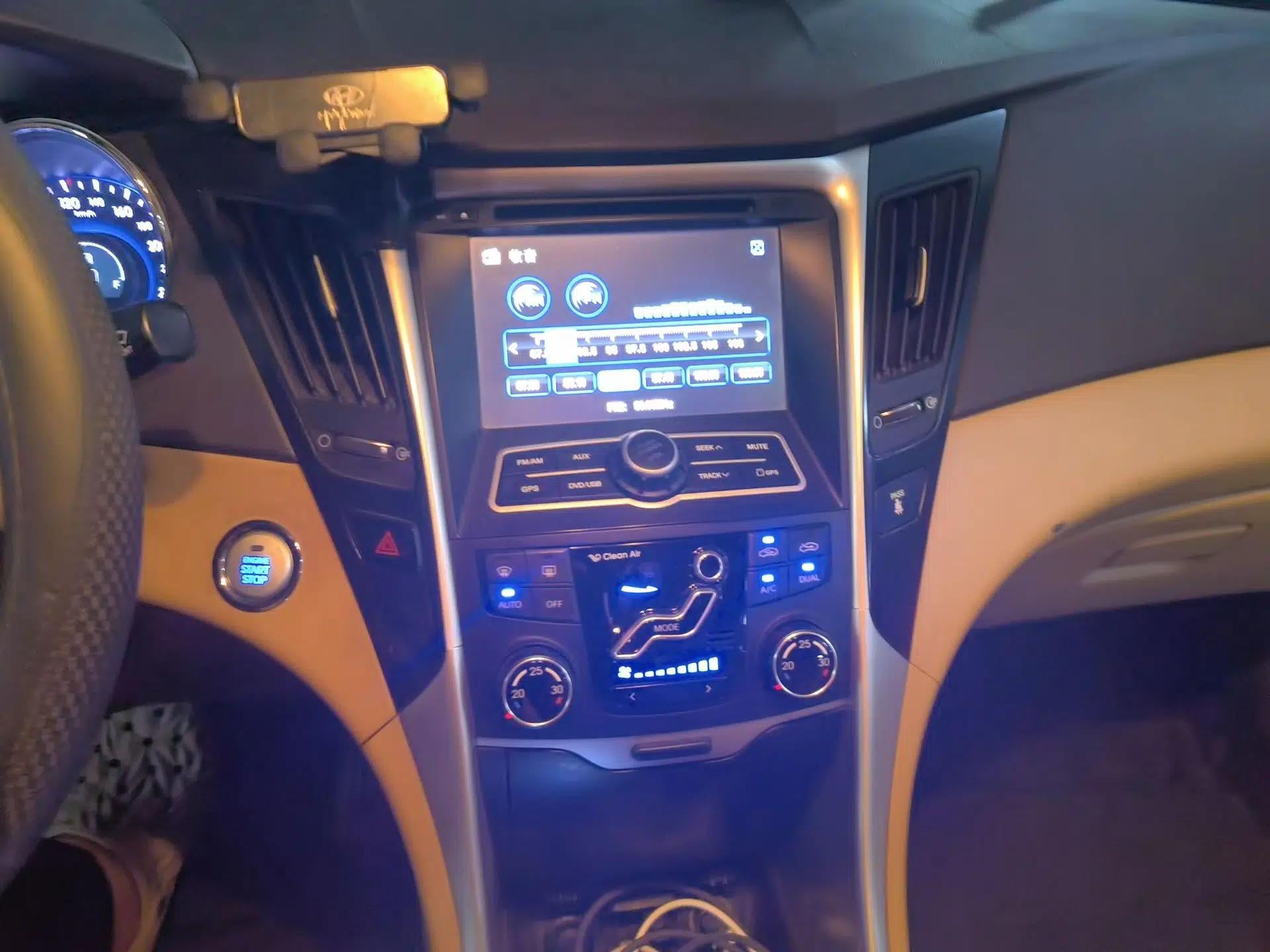 Hyundai Sonata 2011 2.0L Automatic Luxury Edition — миниатюра 13