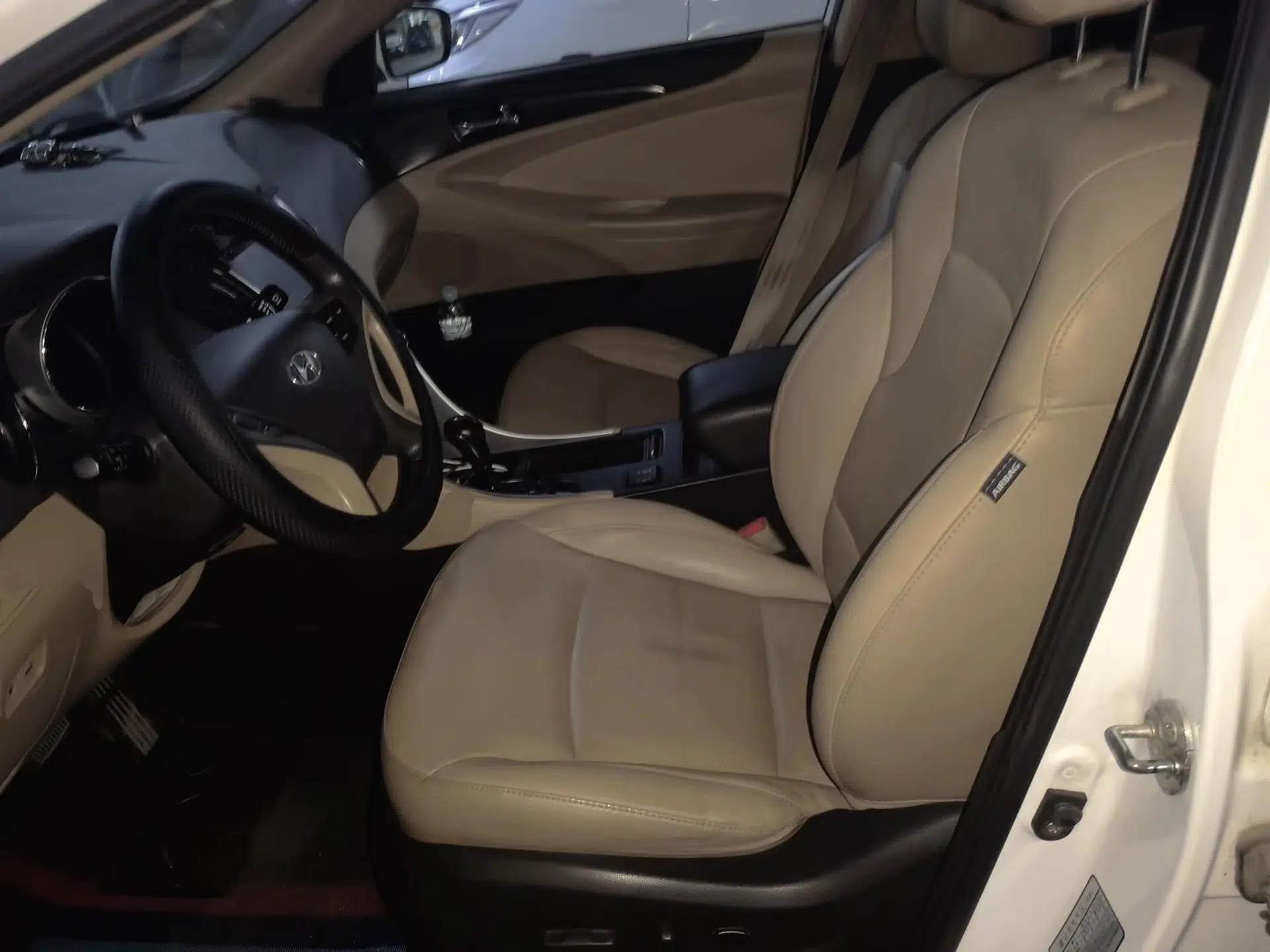 Hyundai Sonata 2011 2.0L Automatic Luxury Edition — миниатюра 15