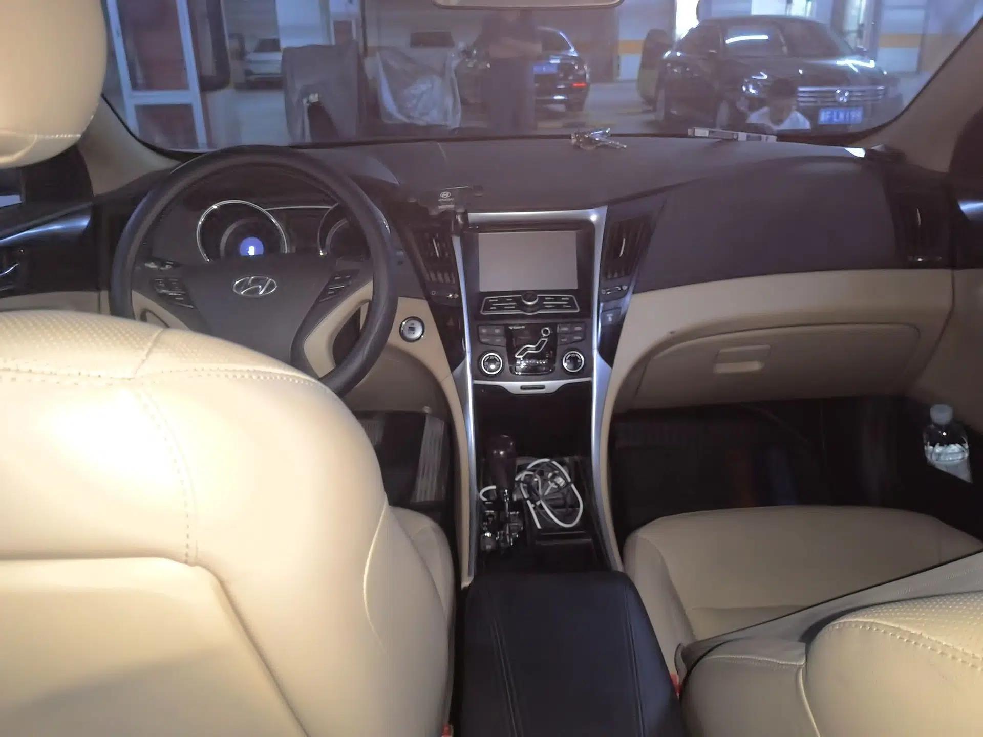 Hyundai Sonata 2011 2.0L Automatic Luxury Edition — миниатюра 9