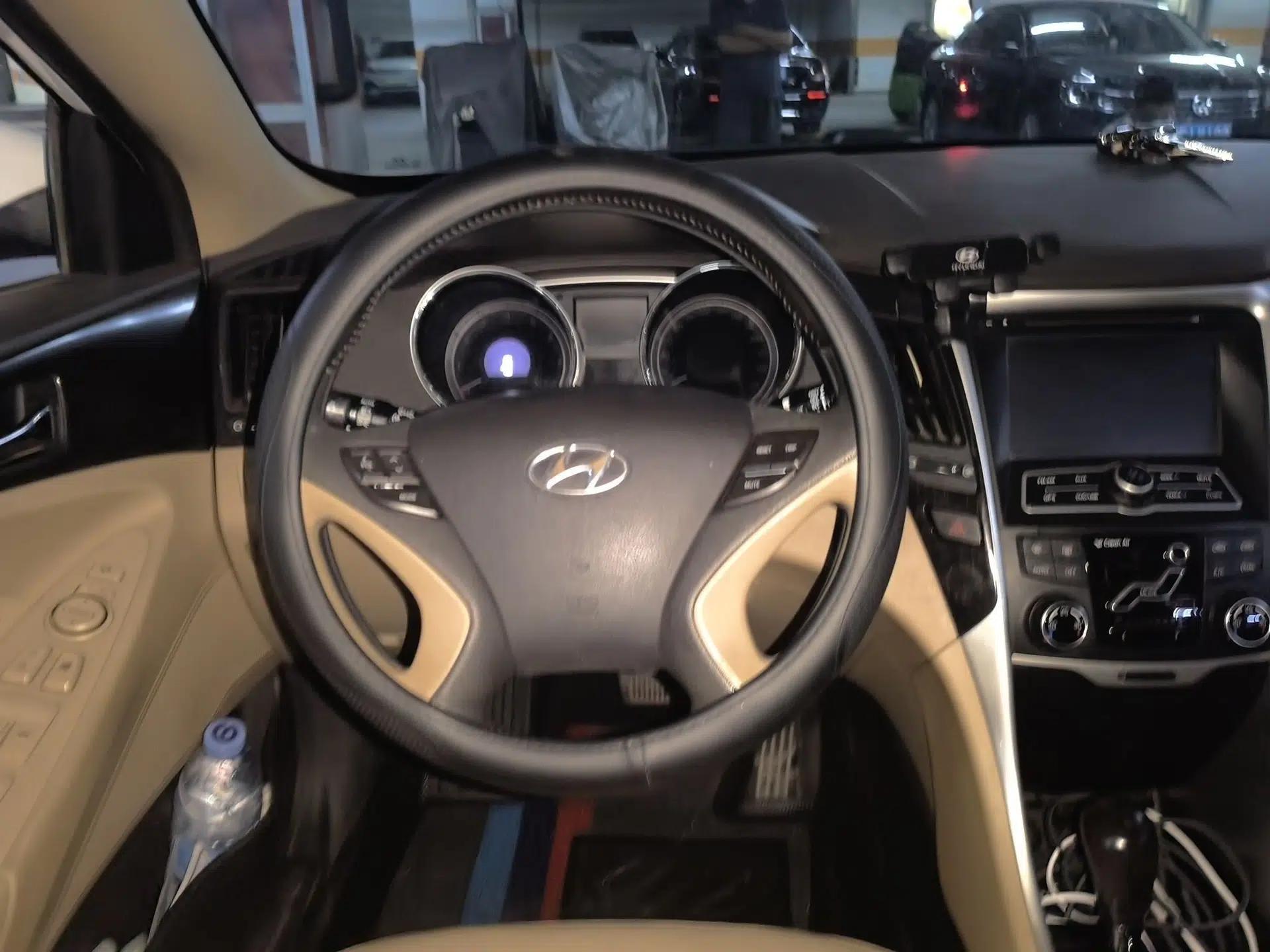 Hyundai Sonata 2011 2.0L Automatic Luxury Edition — миниатюра 10