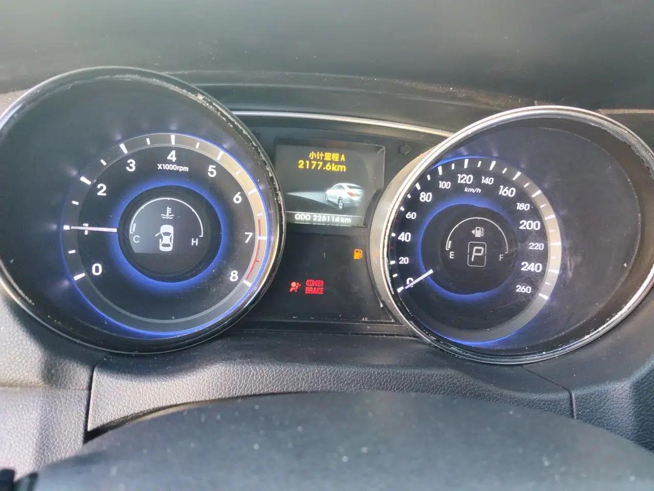Hyundai Sonata 2013 2.4L Automatic Luxury Version China IV Standard — миниатюра 11