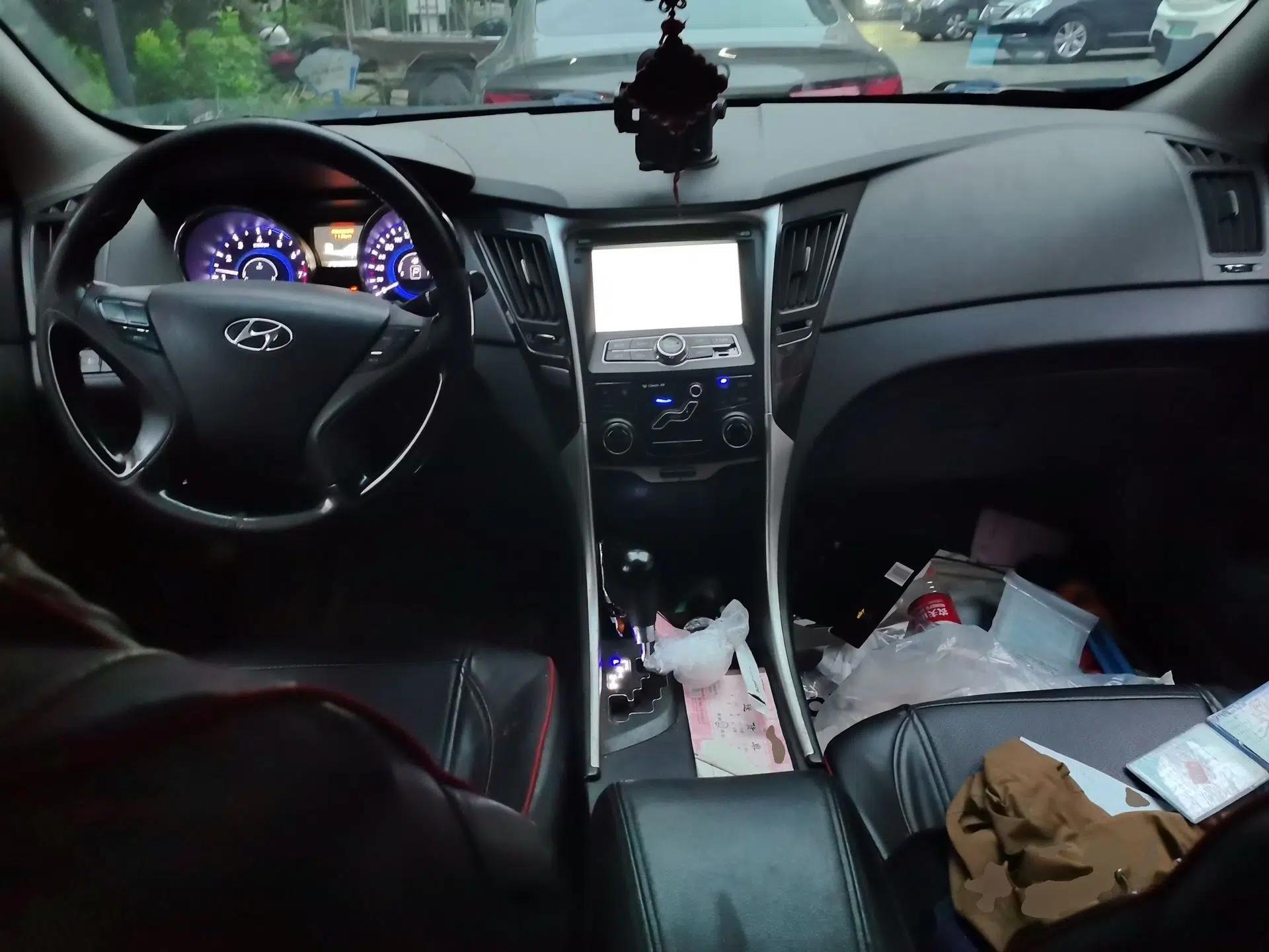 Hyundai Sonata 2011 2.0L Automatic Leading Edition — миниатюра 9