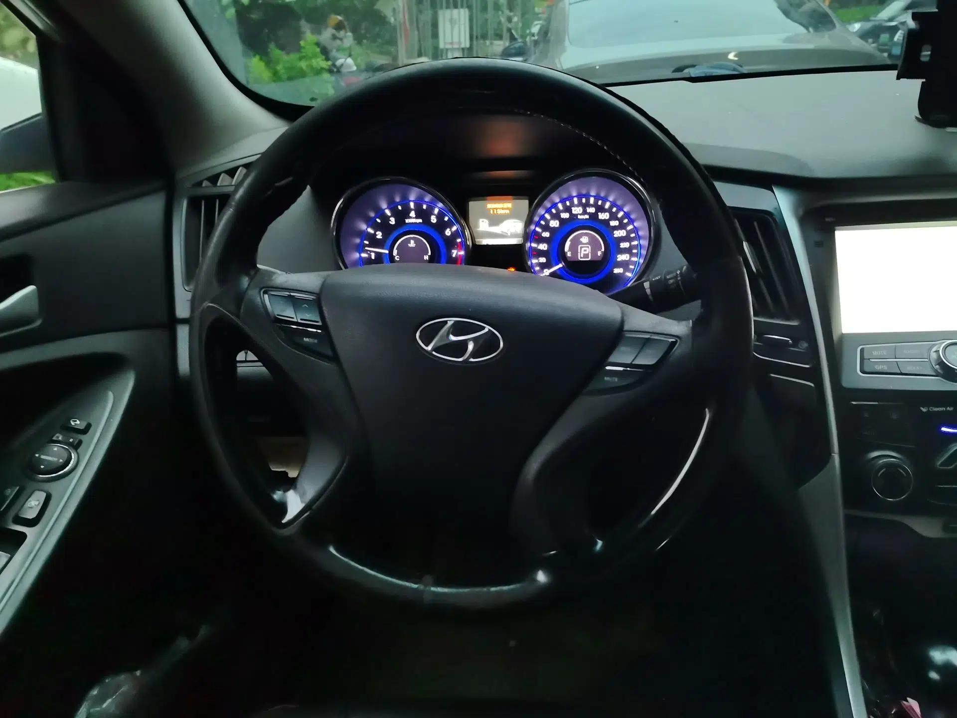 Hyundai Sonata 2011 2.0L Automatic Leading Edition — миниатюра 10