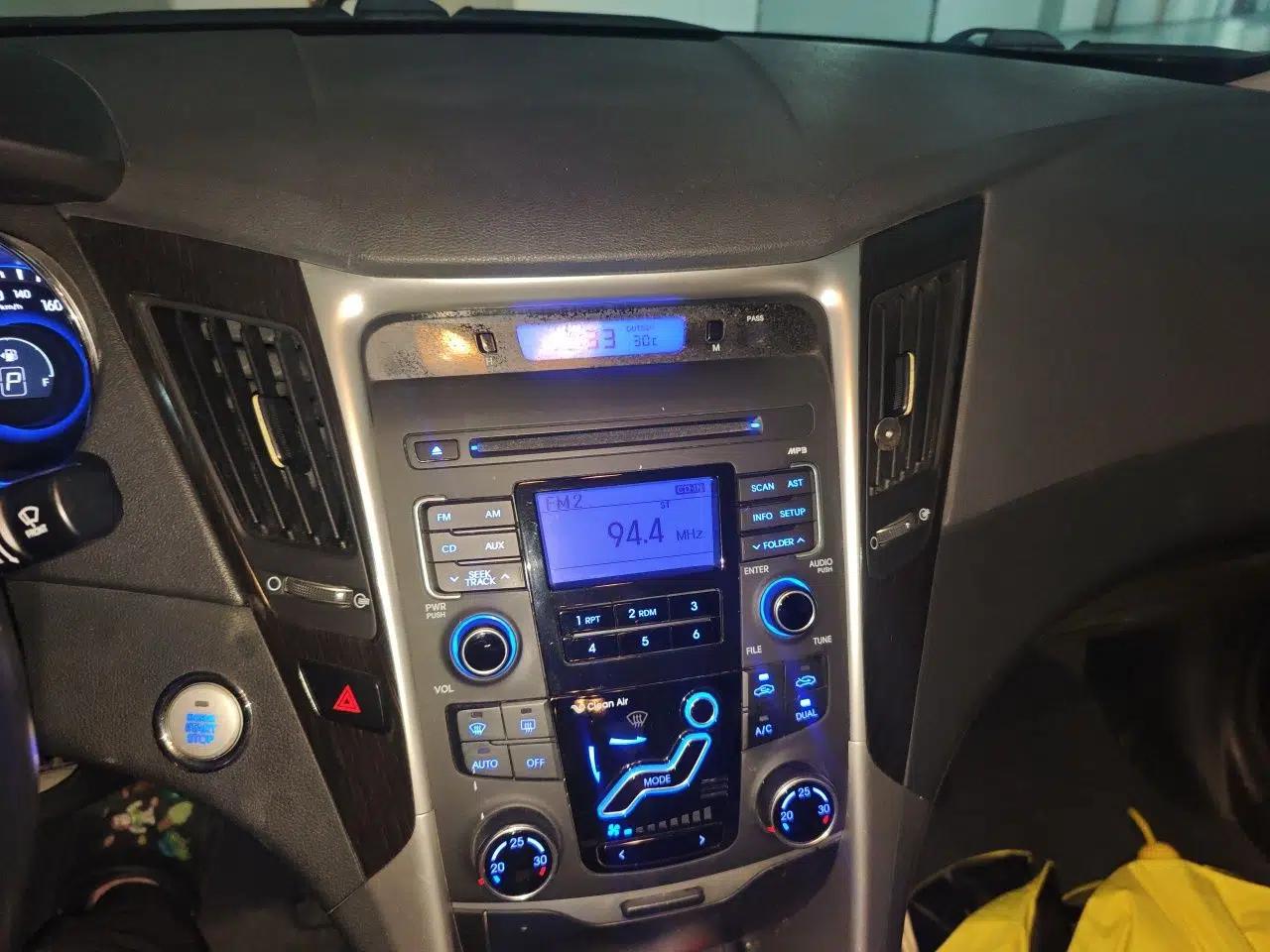 Hyundai Sonata 2013 2.0L Automatic Luxury Edition — миниатюра 13