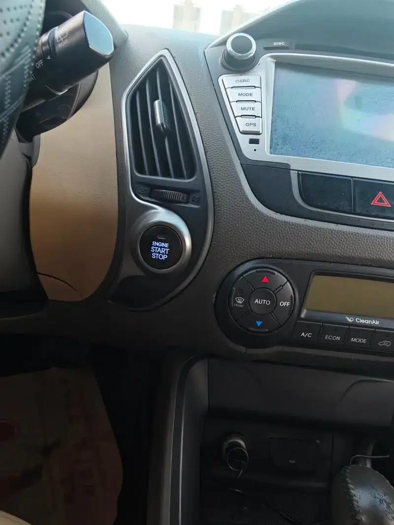 Hyundai ix35 2010 2.0L Automatic 2WD Elite GLS — миниатюра 8