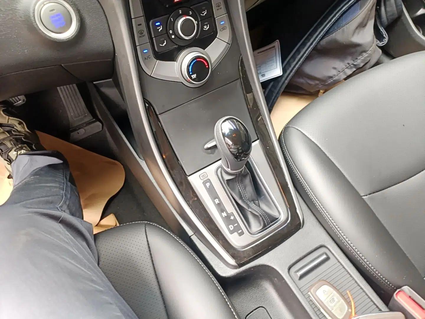Hyundai Elantra (5th Generation / Langdong) 2015 1.6L Automatic Leading Model — миниатюра 16