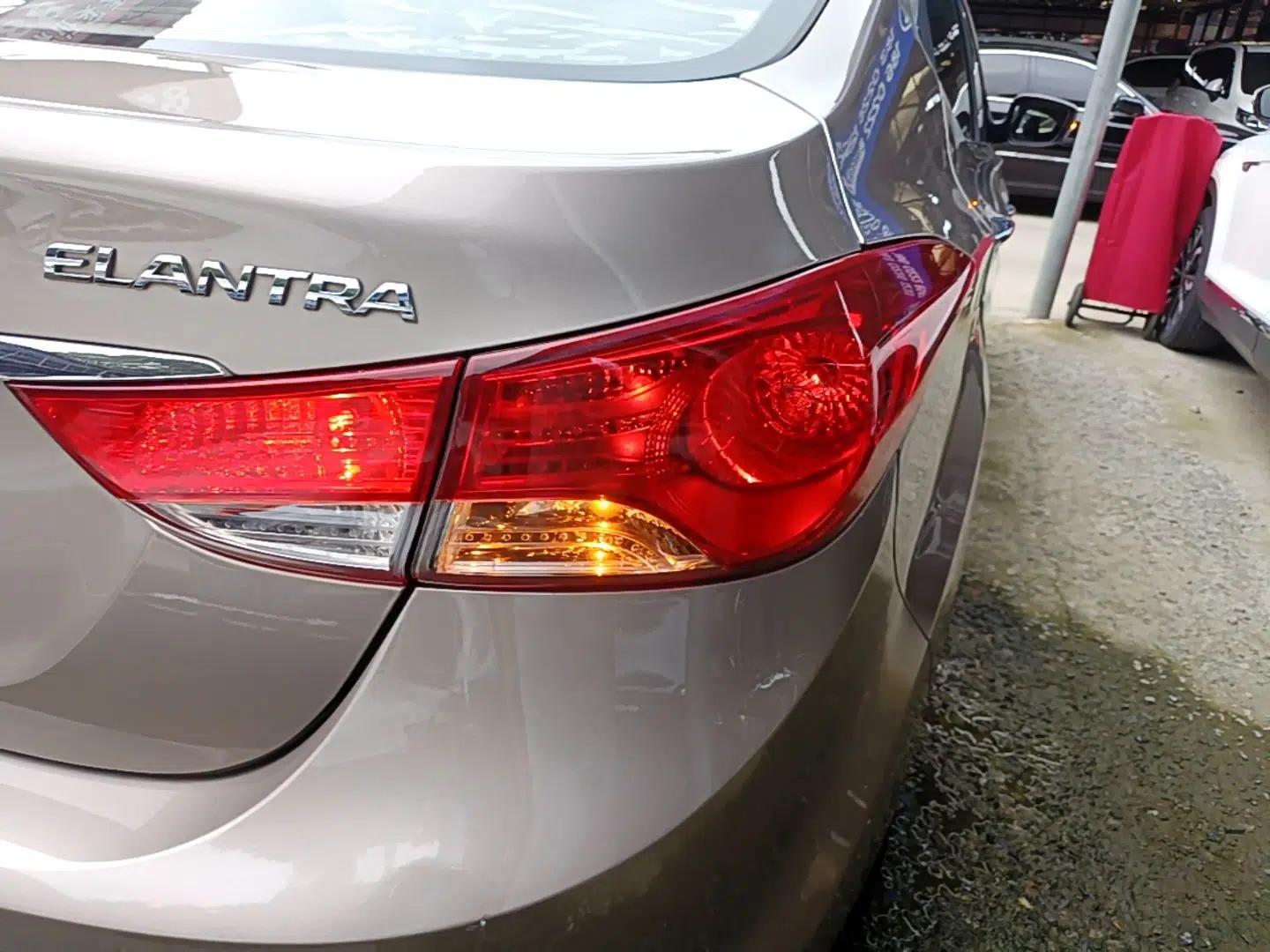 Hyundai Elantra (5th Generation / Langdong) 2015 1.6L Automatic Leading Model — миниатюра 9