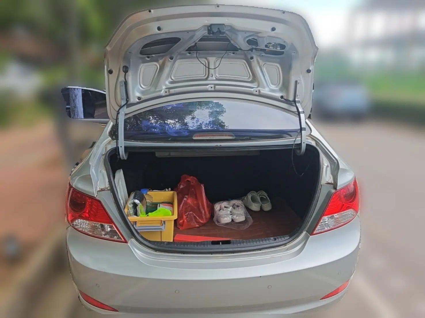 Hyundai Verna (older generation) 2010 Sedan 1.4L Manual Comfort GS — миниатюра 19