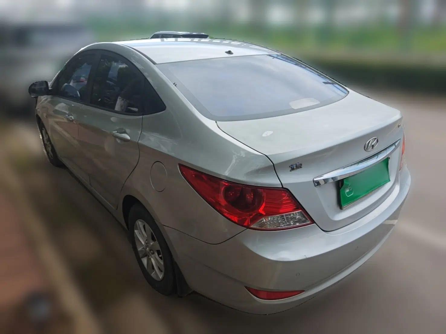Hyundai Verna (older generation) 2010 Sedan 1.4L Manual Comfort GS — миниатюра 4