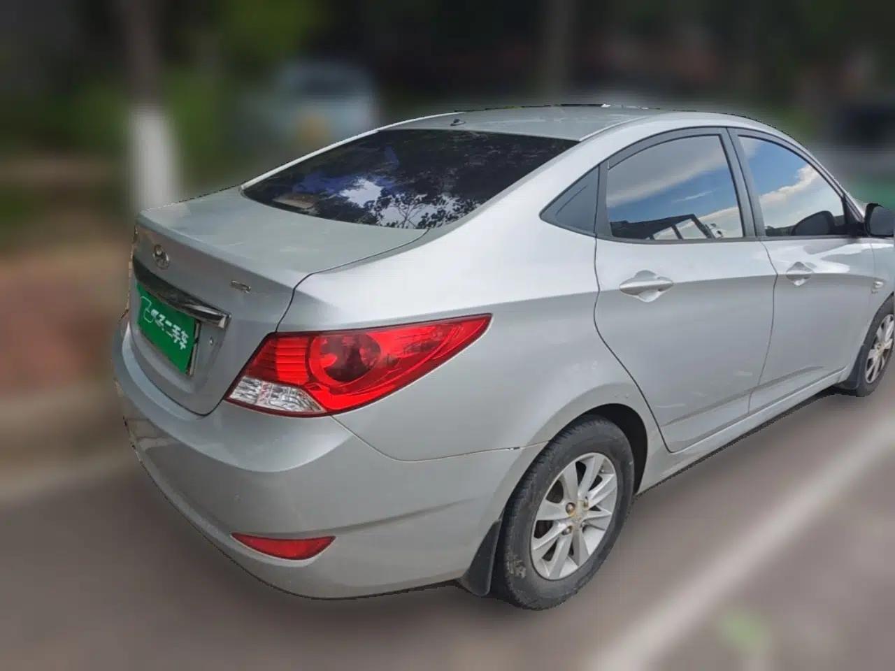 Hyundai Verna (older generation) 2010 Sedan 1.4L Manual Comfort GS — миниатюра 6