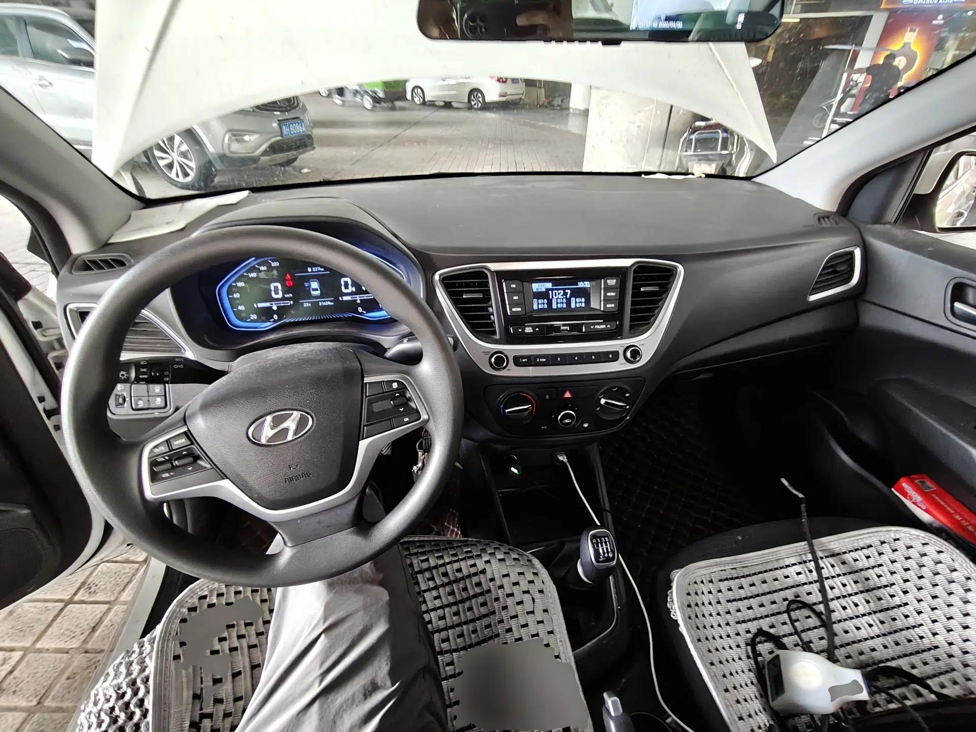 Hyundai Verna (new generation) 2020 1.4L Manual GLS Cool Edition — миниатюра 6