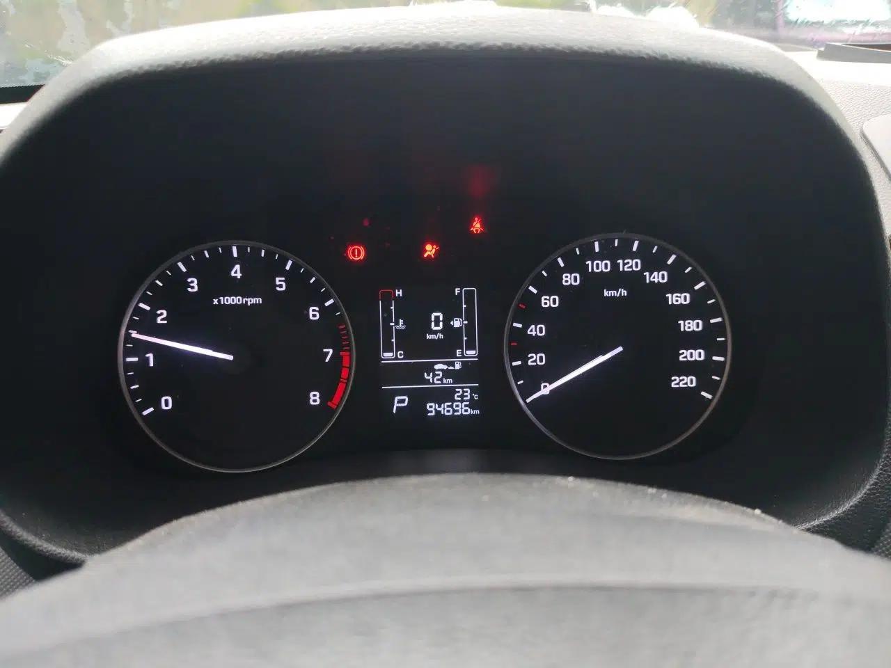 Hyundai ix25 2015 1.6L Automatic Two-Wheel-Drive Deluxe DLX Model — миниатюра 11