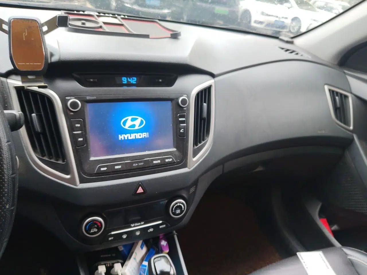 Hyundai ix25 2015 1.6L Automatic Two-Wheel-Drive Deluxe DLX Model — миниатюра 13