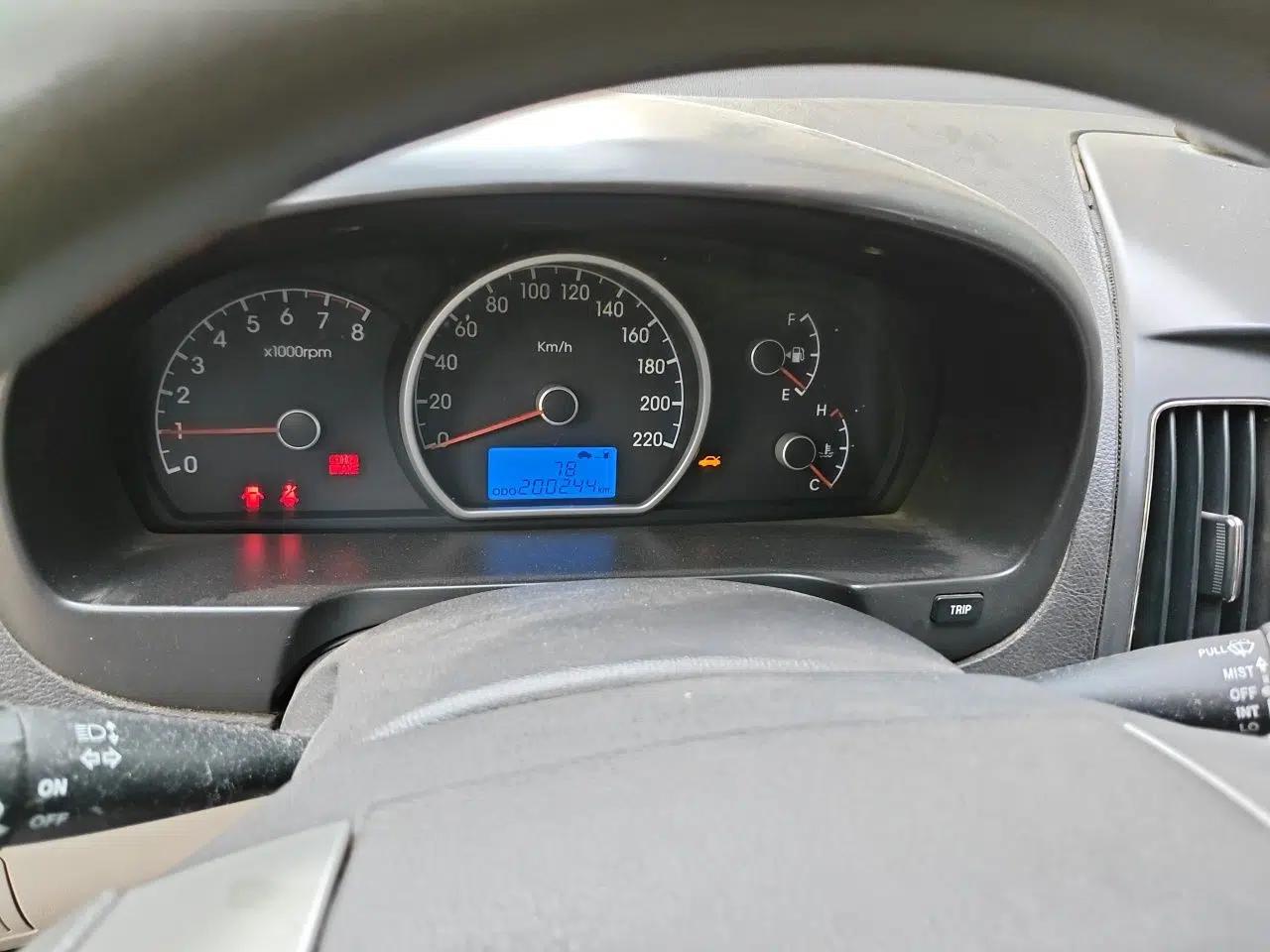 Hyundai Celesta 2011 1.6L Manual Luxury Model — миниатюра 11