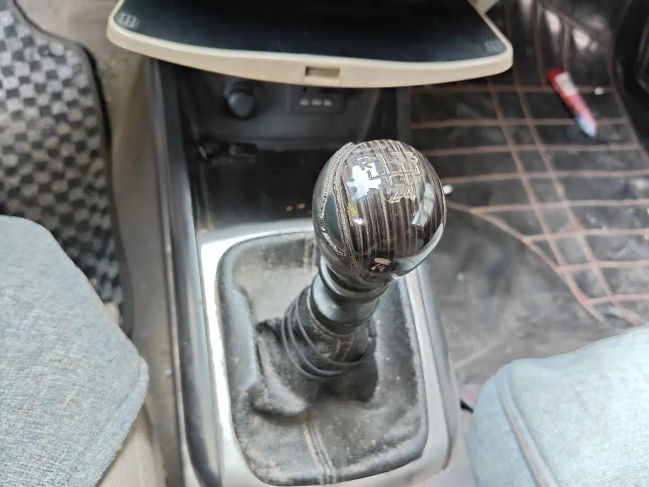 Hyundai Celesta 2011 1.6L Manual Luxury Model — миниатюра 14