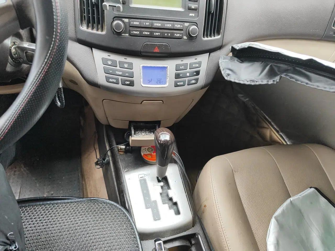 Hyundai Celesta 2011 1.6L Automatic Luxury Version — миниатюра 14