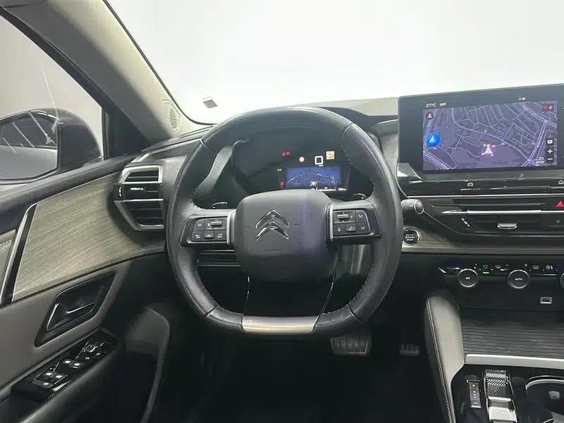 The 2021 Versailles C5 X 1.6T: An Extraordinary Force — миниатюра 16