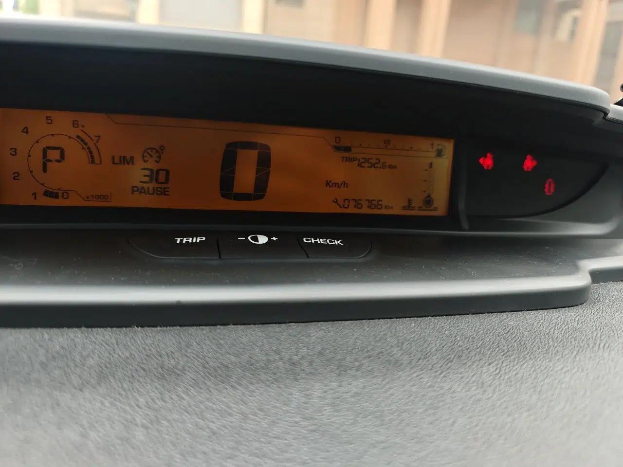 Citroen C-Quatre 2013 Sedan 1.6L Automatic Prestige Model — миниатюра 12
