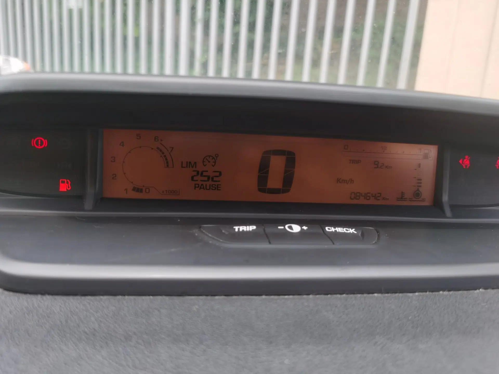 Citroen C-Quatre 2012 Sedan 1.6L Manual Prestige Model — миниатюра 11