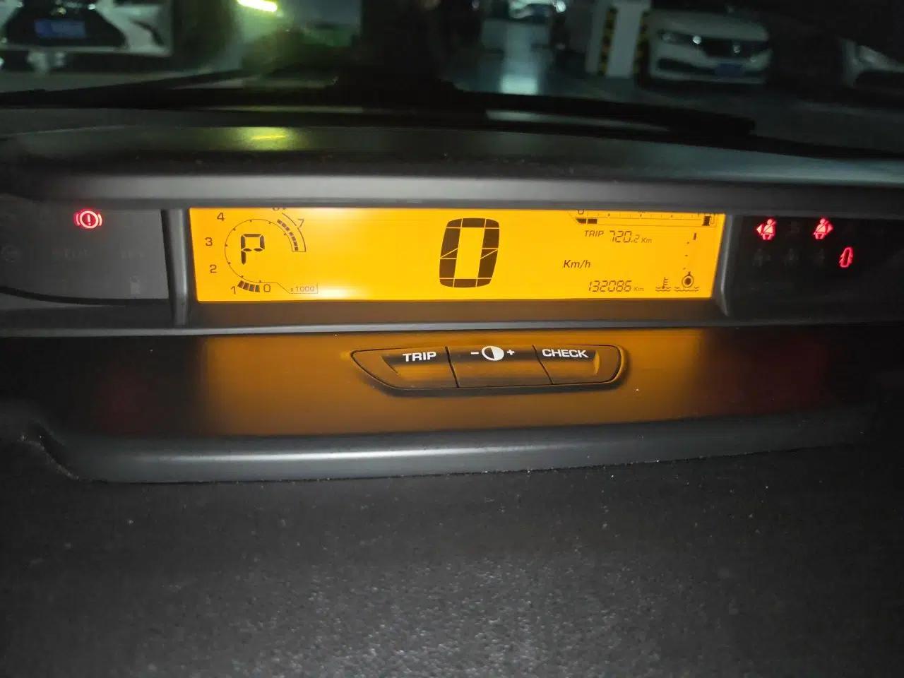 Citroen C-Quatre 2013 Sedan 1.6L Automatic Prestige Model — миниатюра 11
