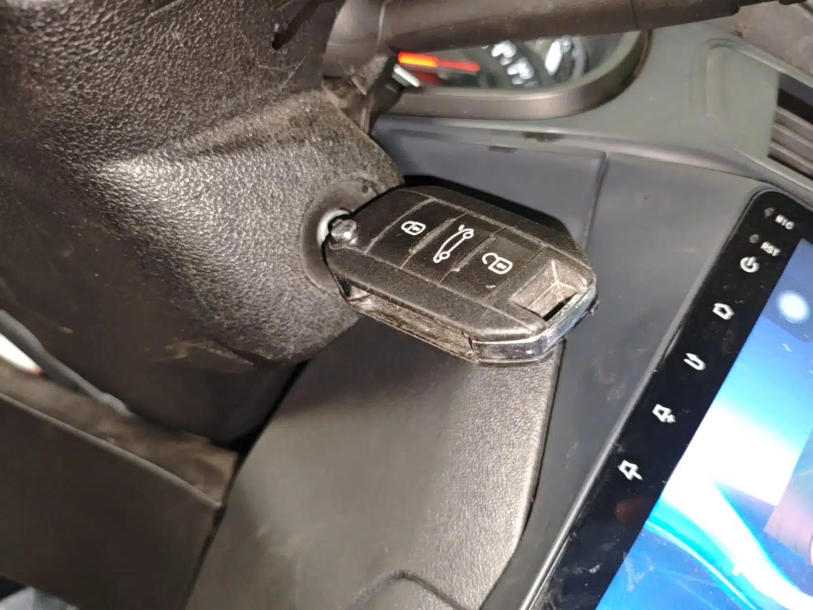 Citroen C3-XR 2015 1.6THP Automatic Pioneer Model — миниатюра 28