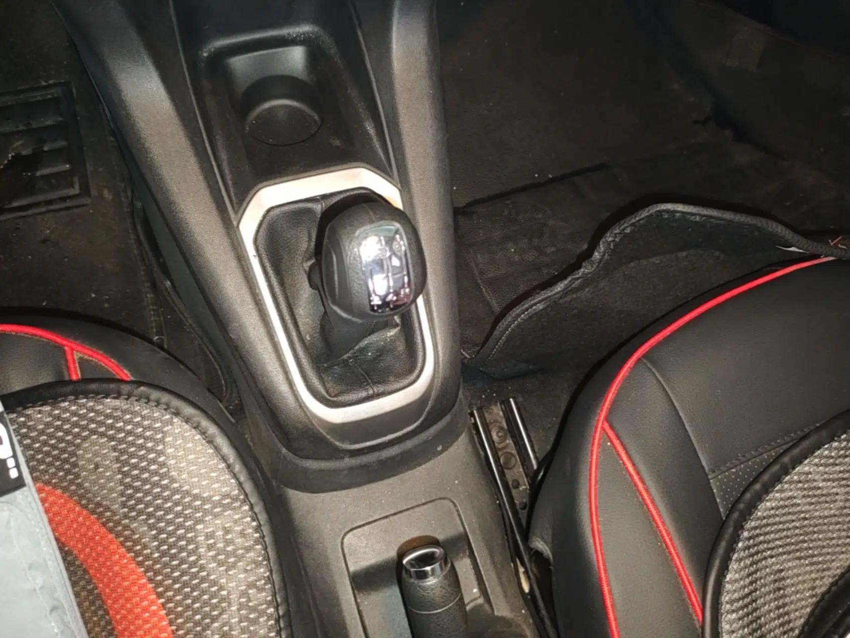 Citroen Elysee 2015 Zhishang Edition 1.6L Manual Fashion Model — миниатюра 21