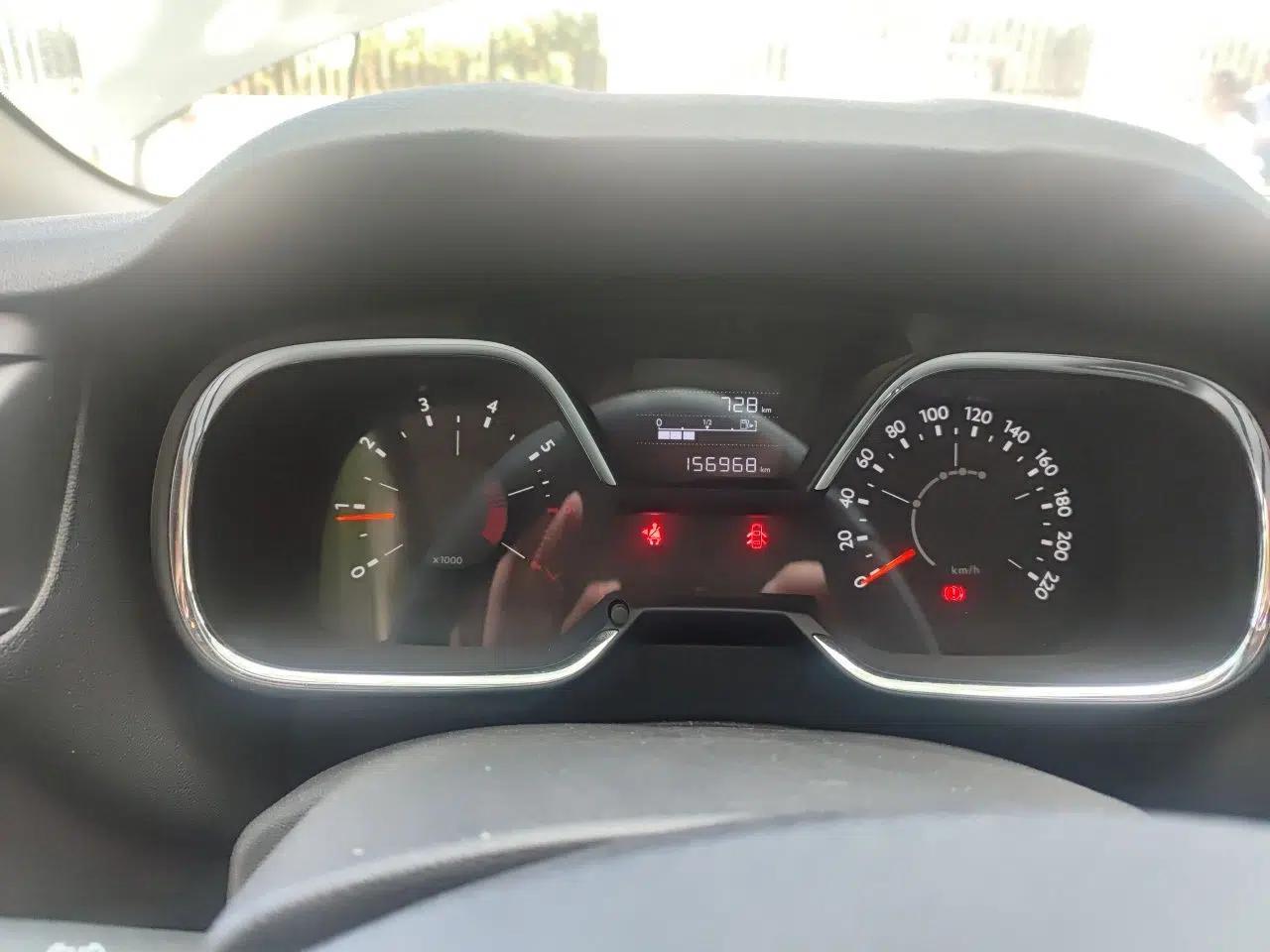 Citroen C4 Sega 2016 1.6L Manual Comfort Model — миниатюра 12