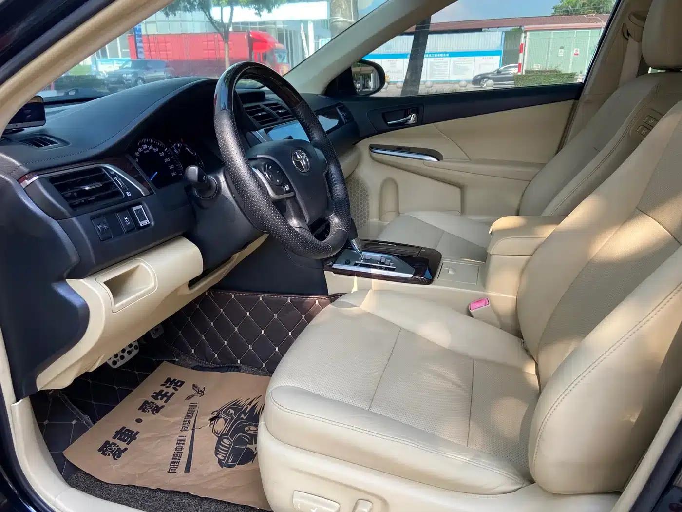 Camry 2015 2.0G Leading Edition — миниатюра 4