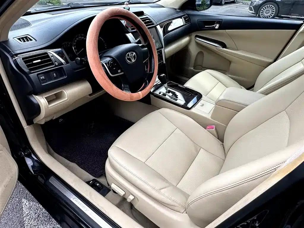 Camry 2015 2.0G Leading Edition — миниатюра 4