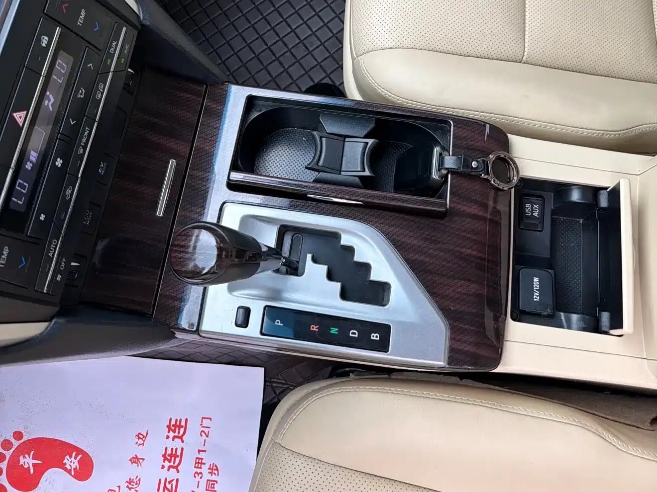 Camry 2016 Hybrid 2.5HG 10th Anniversary Luxury Navigation Edition — миниатюра 14