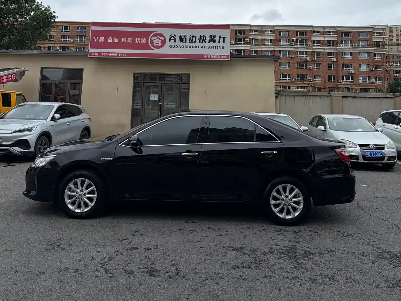 Camry 2016 Hybrid 2.5HG 10th Anniversary Luxury Navigation Edition — миниатюра 3