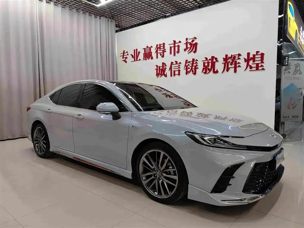 2024 Camry Hybrid 2.0HXS Sport Plus Edition — миниатюра 3