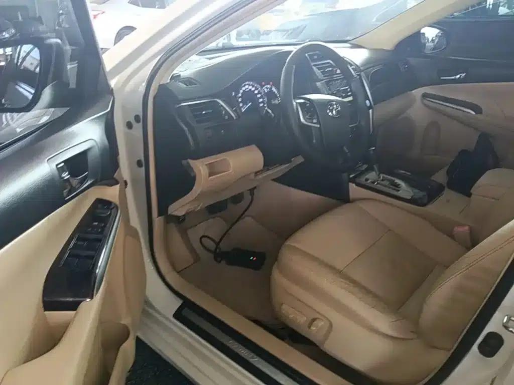 Camry 2015 2.0G Leading Edition — миниатюра 16