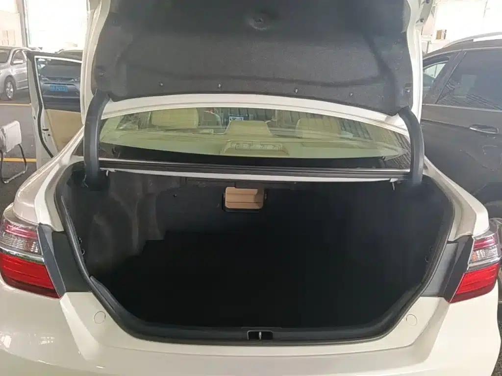 Camry 2015 2.0G Leading Edition — миниатюра 19